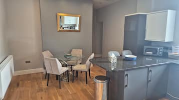 Apartemen Keluarga | Dapur pribadi | Lemari es kecil, mesin pembuat kopi/teh, dan ketel listrik
