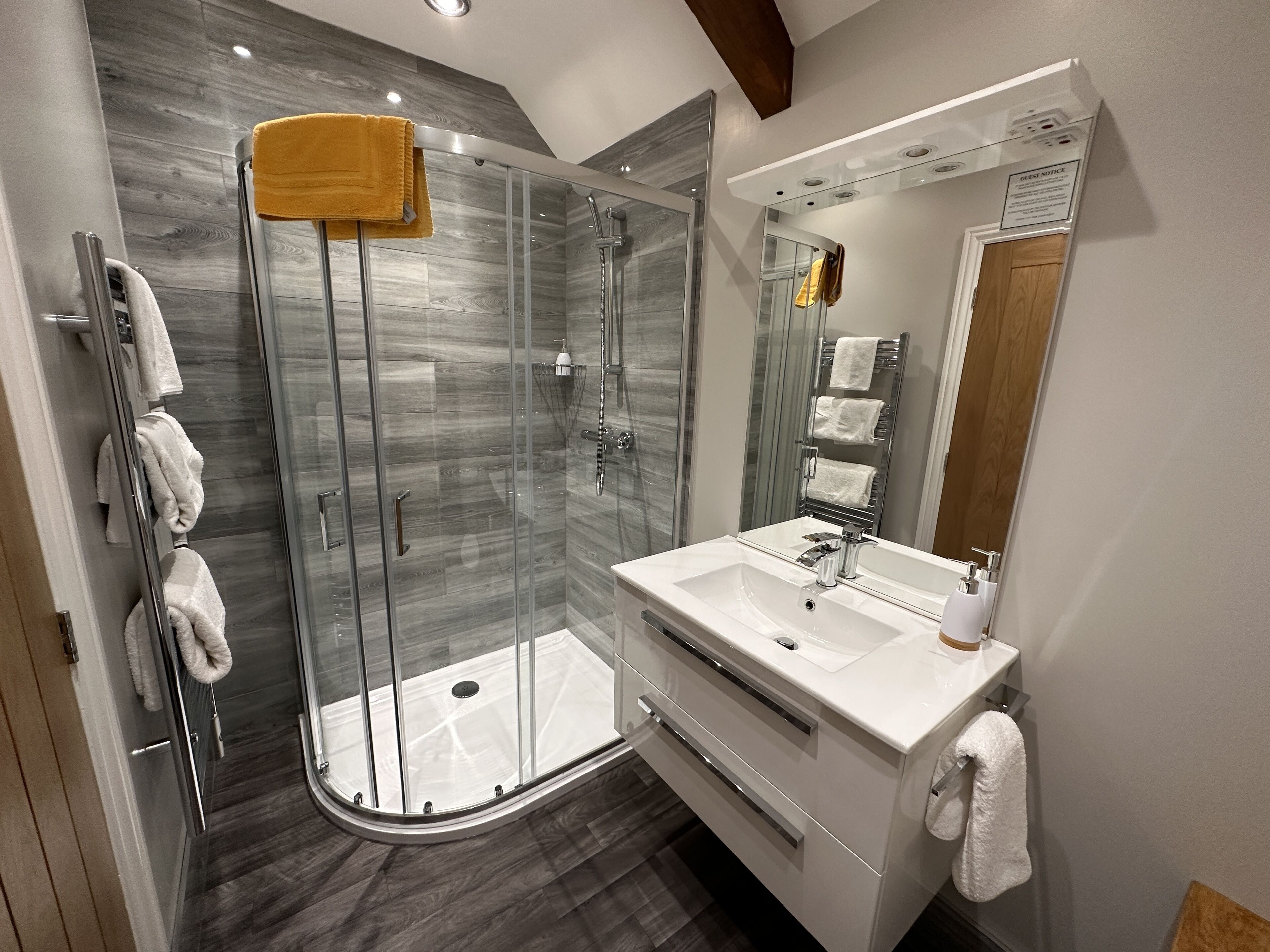 executive double room | bathroom | free toiletries, hair dryer, towels