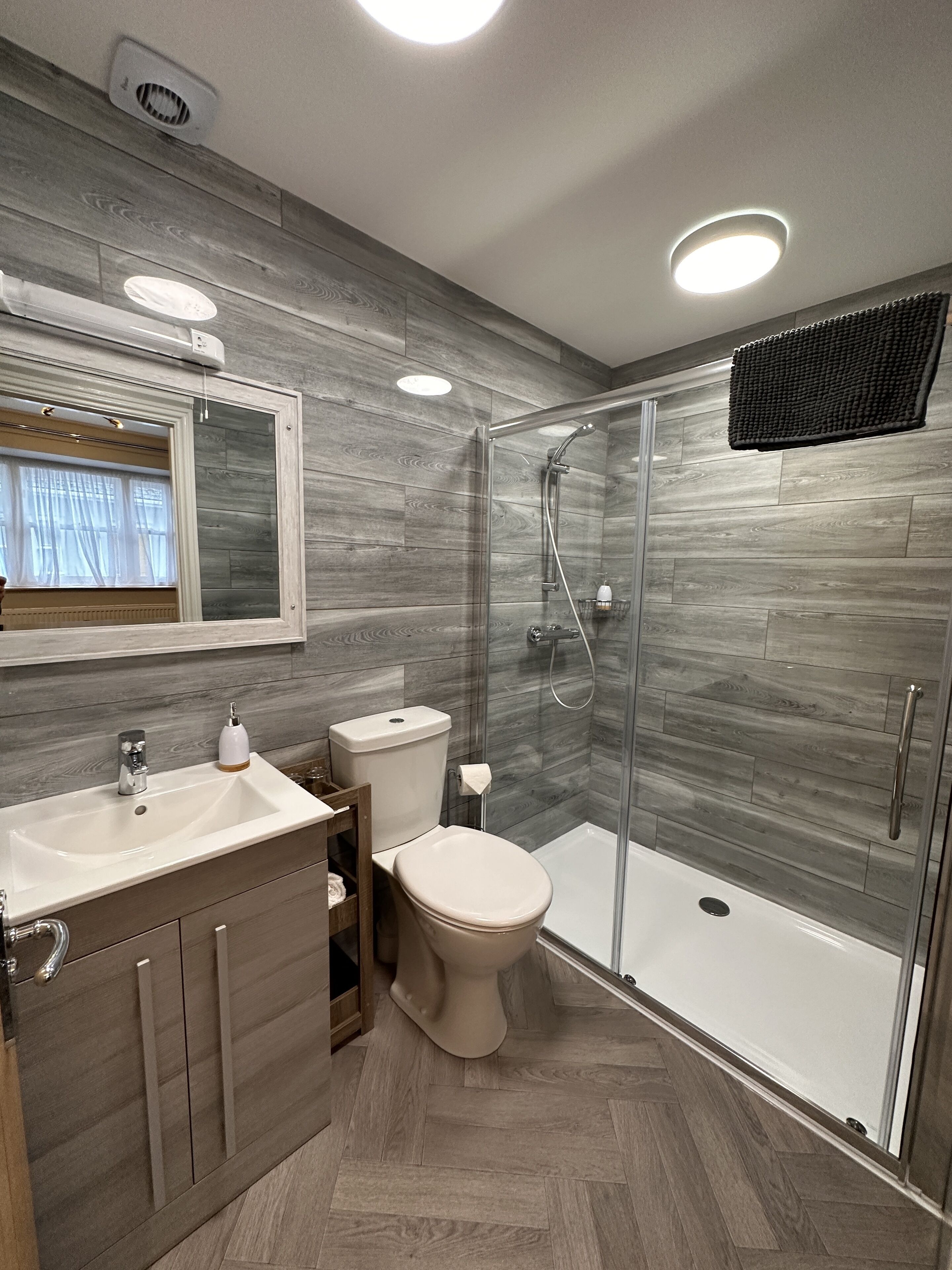 executive double room | bathroom | free toiletries, hair dryer, towels