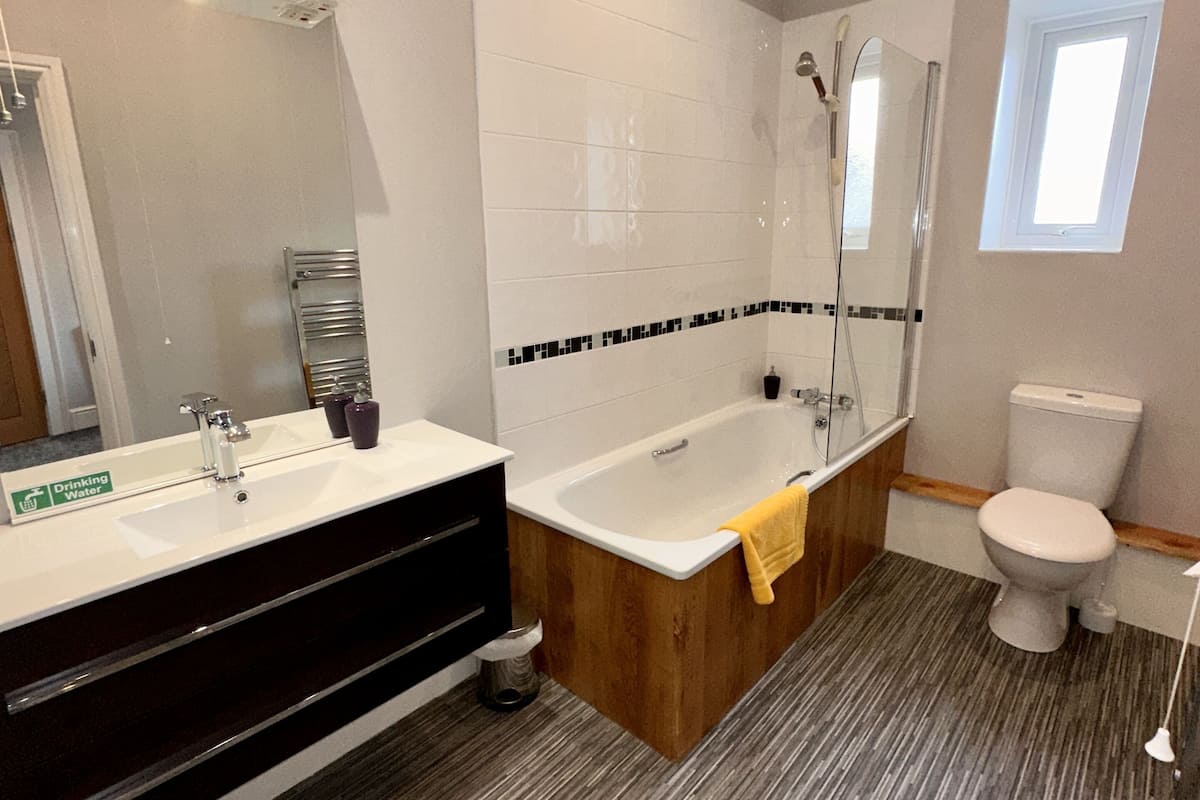 cozy double | bathroom | free toiletries, hair dryer, towels