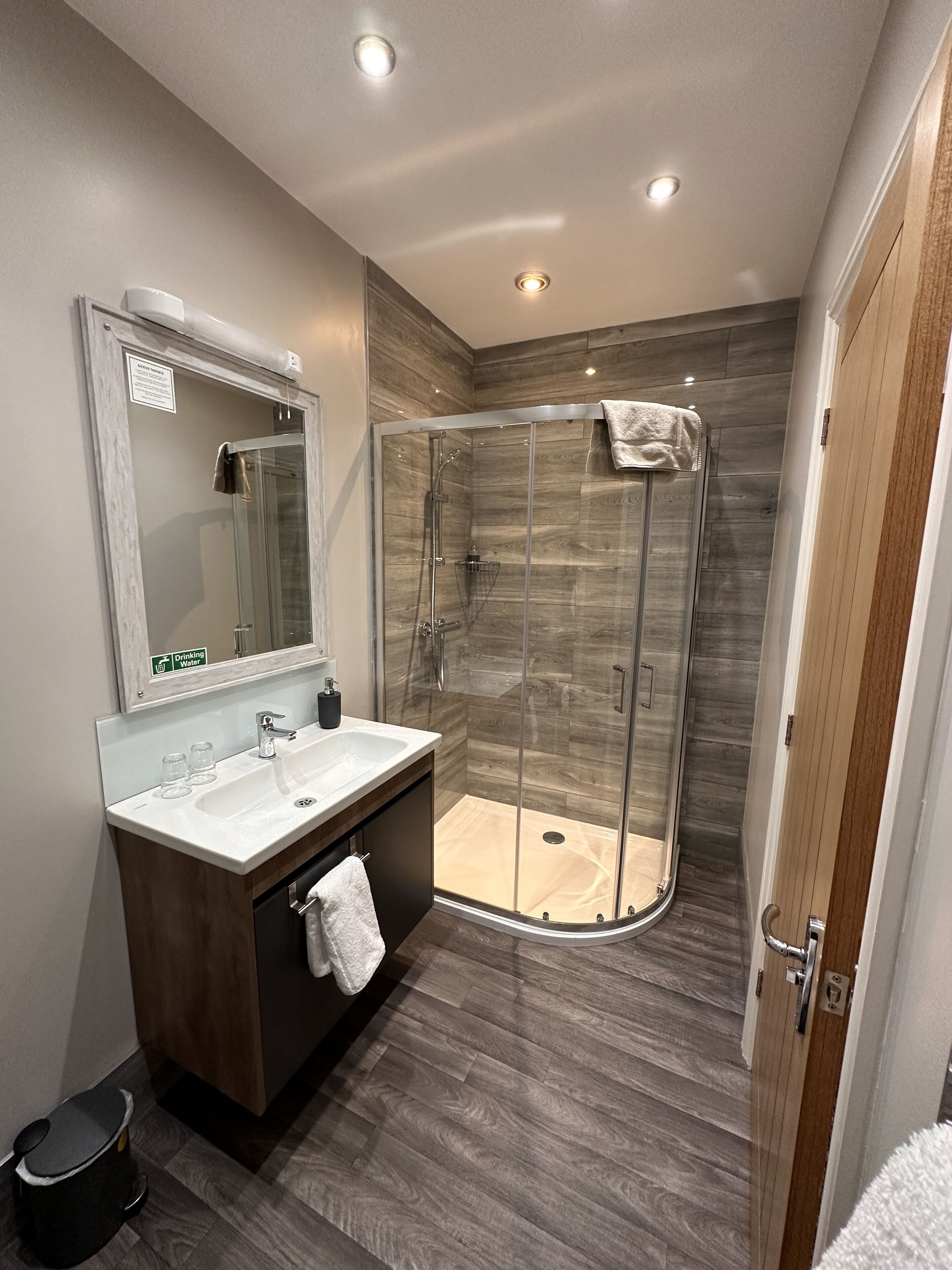 executive double room | bathroom | free toiletries, hair dryer, towels