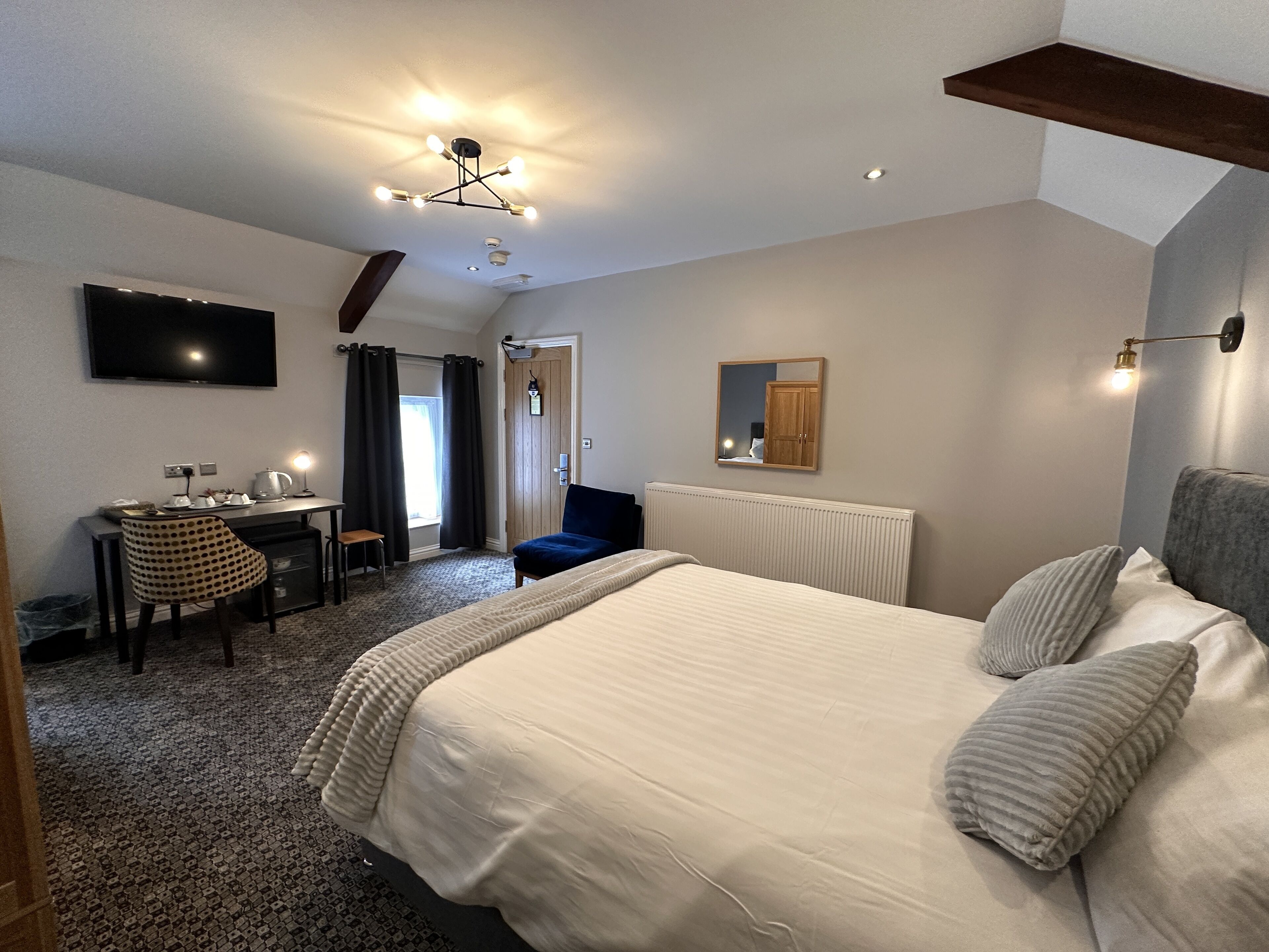 executive double room | desk, iron/ironing board, free wifi, bed sheets