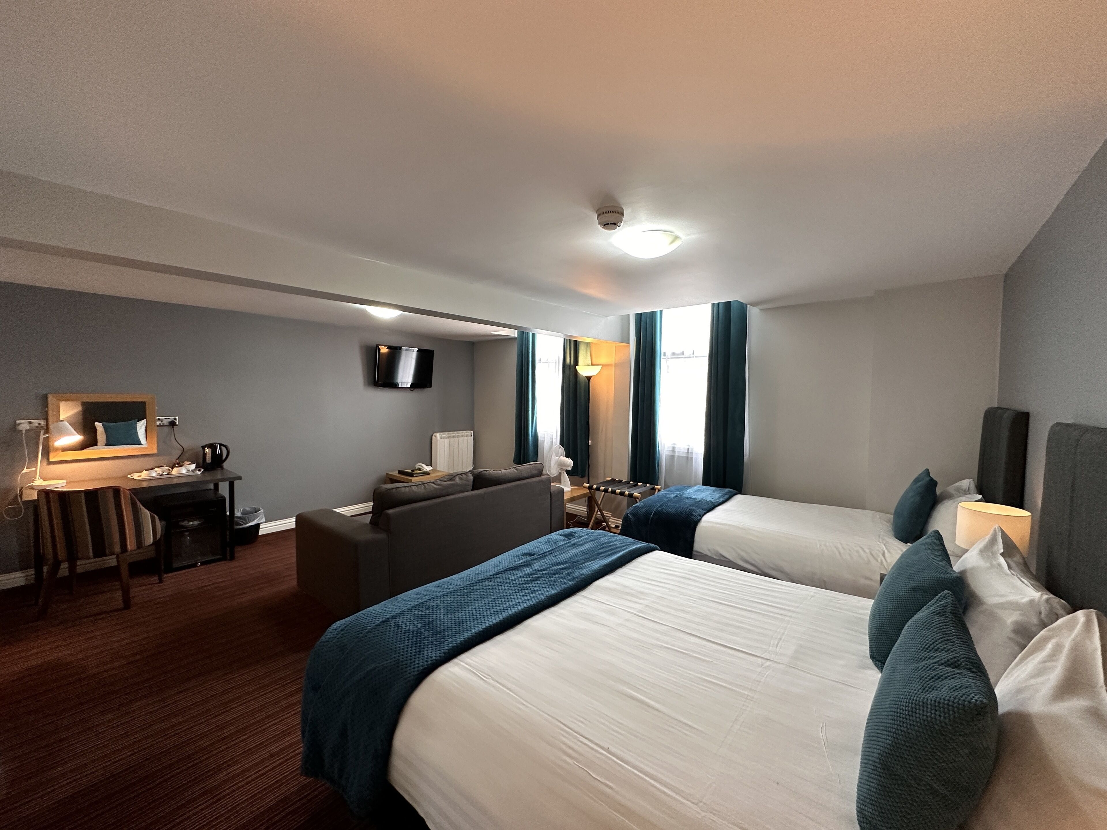 Executive-Zweibettzimmer | Schreibtisch, Bügeleisen/Bügelbrett, kostenloses WLAN, Bettwäsche