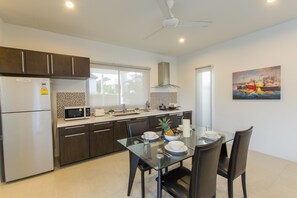Villa Confort | Cocina privada | Refrigerador con congelador, microondas, horno y parrilla de estufa 