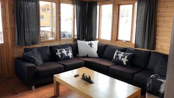 Basic Cottage, 2 Bedrooms (2) | Living room