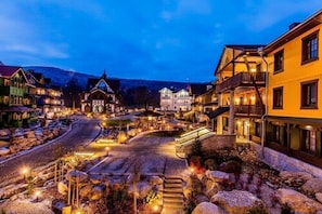 A town square with buildings, a cobblestone street, and a mountain backdrop. - Norweska Dolina Luxury Resort (Szklarska Poreba)