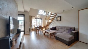 Decoración personalizada, cortinas blackout y sistema de insonorización