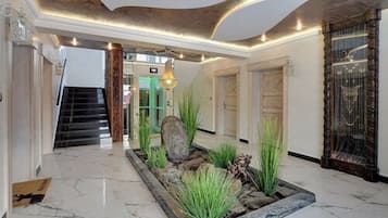 Grand Apartment, 2 Bedrooms, Balcony (dwupoziomowy) | Trang trí khác biệt, màn/rèm cản sáng, phòng cách âm