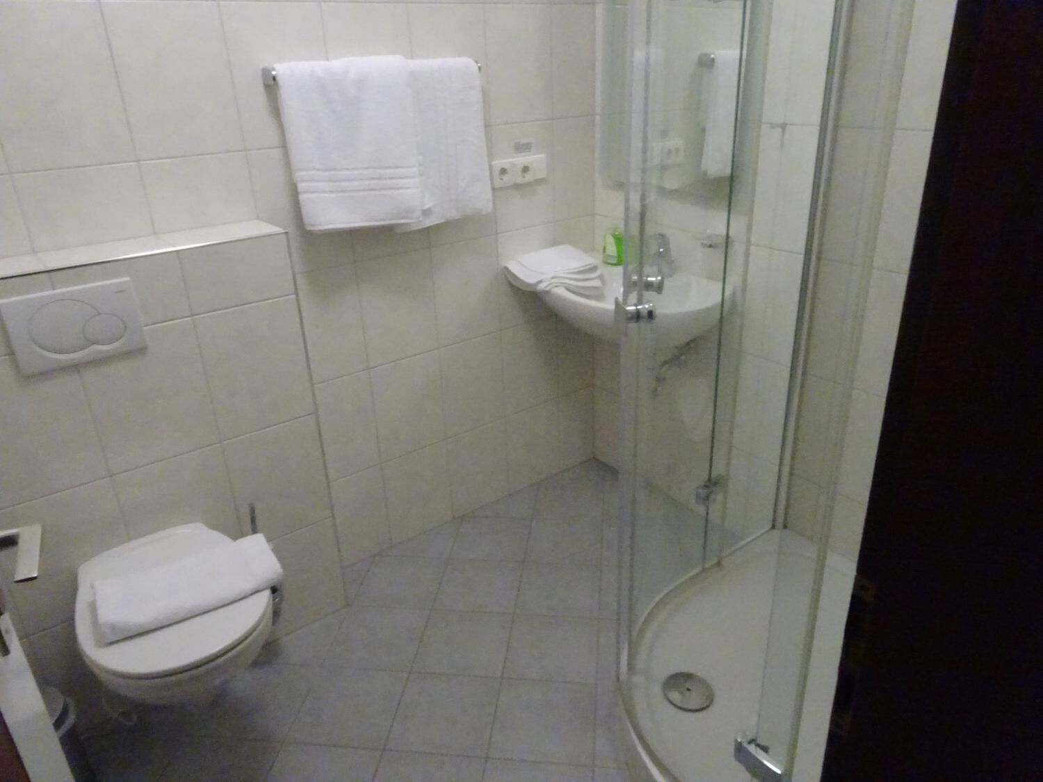 Ducha, artículos de tocador gratuitos, toallas