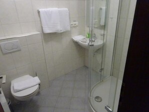 Een douche, gratis toiletartikelen, handdoeken