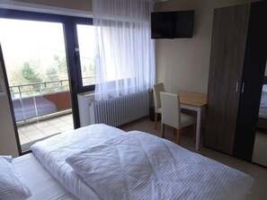 Tweepersoonskamer, 1 queensize bed, niet-roken | Hypoallergeen beddengoed, een bureau, gratis wifi, beddengoed