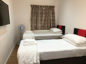 Comfort Triple Room, 3 Twin Beds (with shower, Nr 1) | Free WiFi, bed sheets - Oxford Bed and Breakfast (Kidlington)