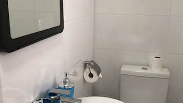 Comfort Triple Room, 3 Single Beds (with shower, Nr 1) | Bathroom sink