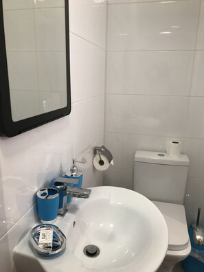 Comfort Triple Room, 3 Twin Beds (with shower, Nr 1) | Bathroom sink - Oxford Bed and Breakfast (Kidlington)