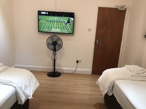 Comfort Triple Room, 3 Twin Beds (with shower, Nr 8) | Free WiFi, bed sheets - Oxford Bed and Breakfast (Kidlington)