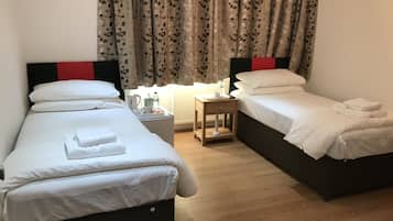 Comfort-herbergi fyrir þrjá - 3 einbreið rúm (with shower, Nr 1) | Stofa | Flatskjársjónvarp