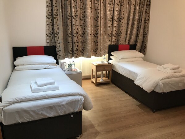 Comfort Triple Room, 3 Twin Beds (with shower, Nr 1) | Living room | Flat-screen TV