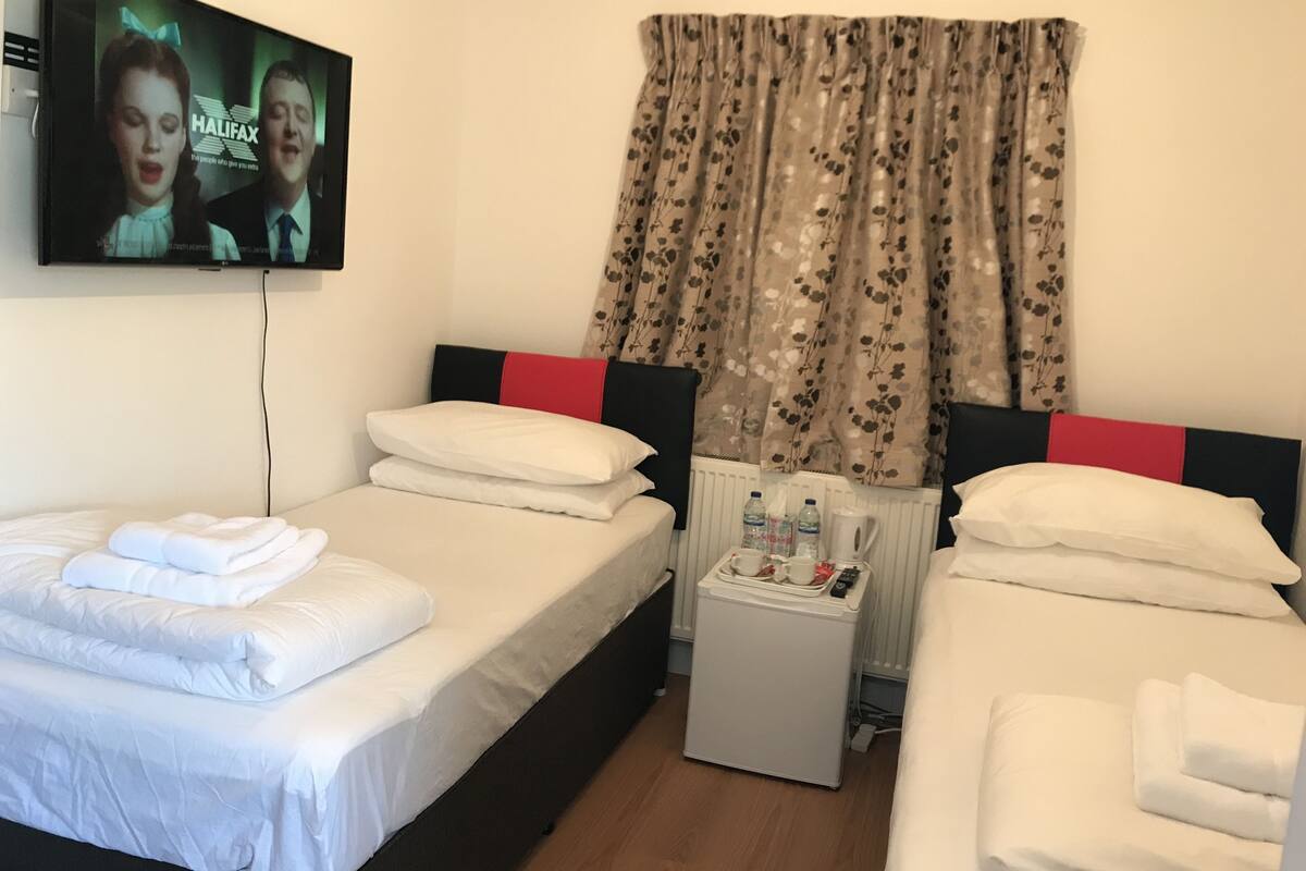 Comfort Twin Room (with bath, Nr 7) | WiFi (free), bed sheets