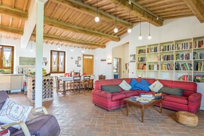 TV, peis, DVD-spiller og bordtennis