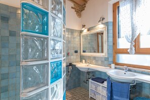 Separate bathtub and shower, jetted bath, hair dryer, bidet