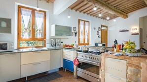 Fridge, microwave, oven, stovetop - Villa Renata (Monticiano)