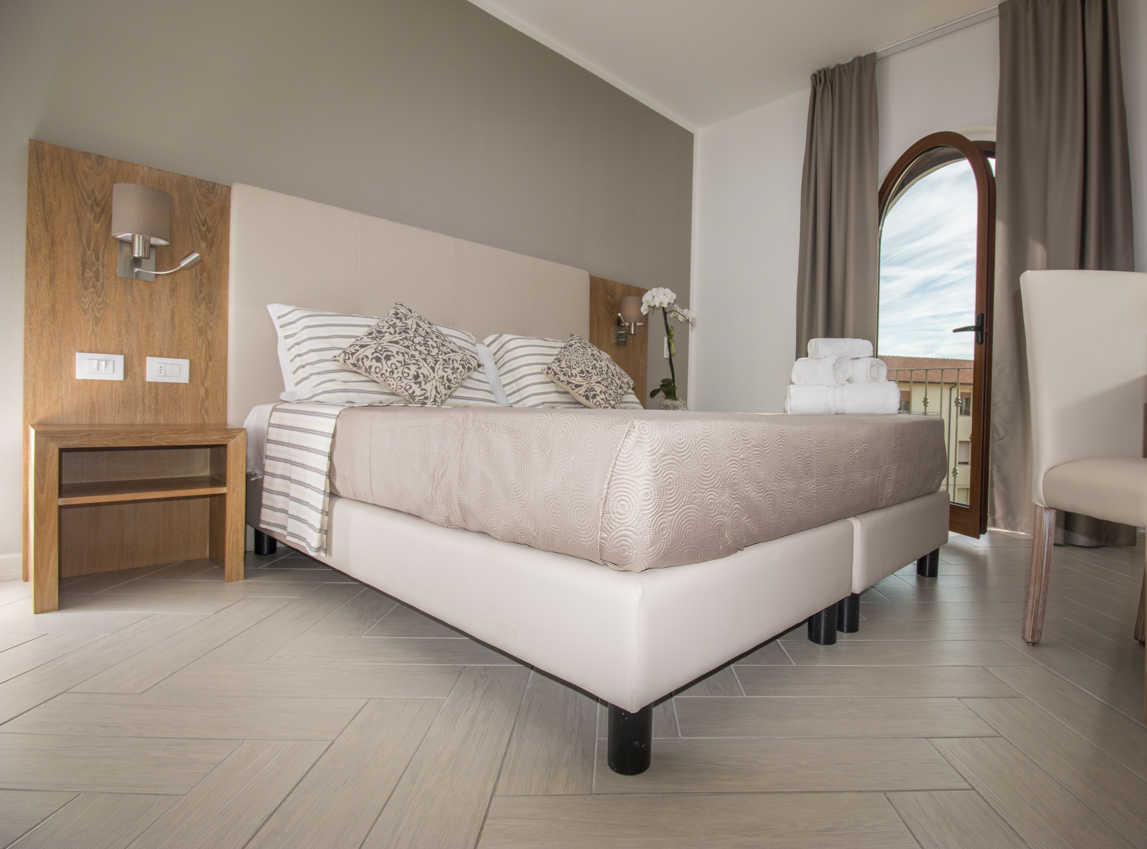 客房内保险箱、办公桌、遮光窗帘、隔音