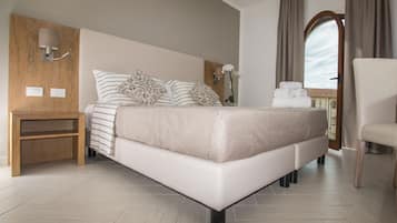 Een kluis op de kamer, een bureau, verduisterende gordijnen