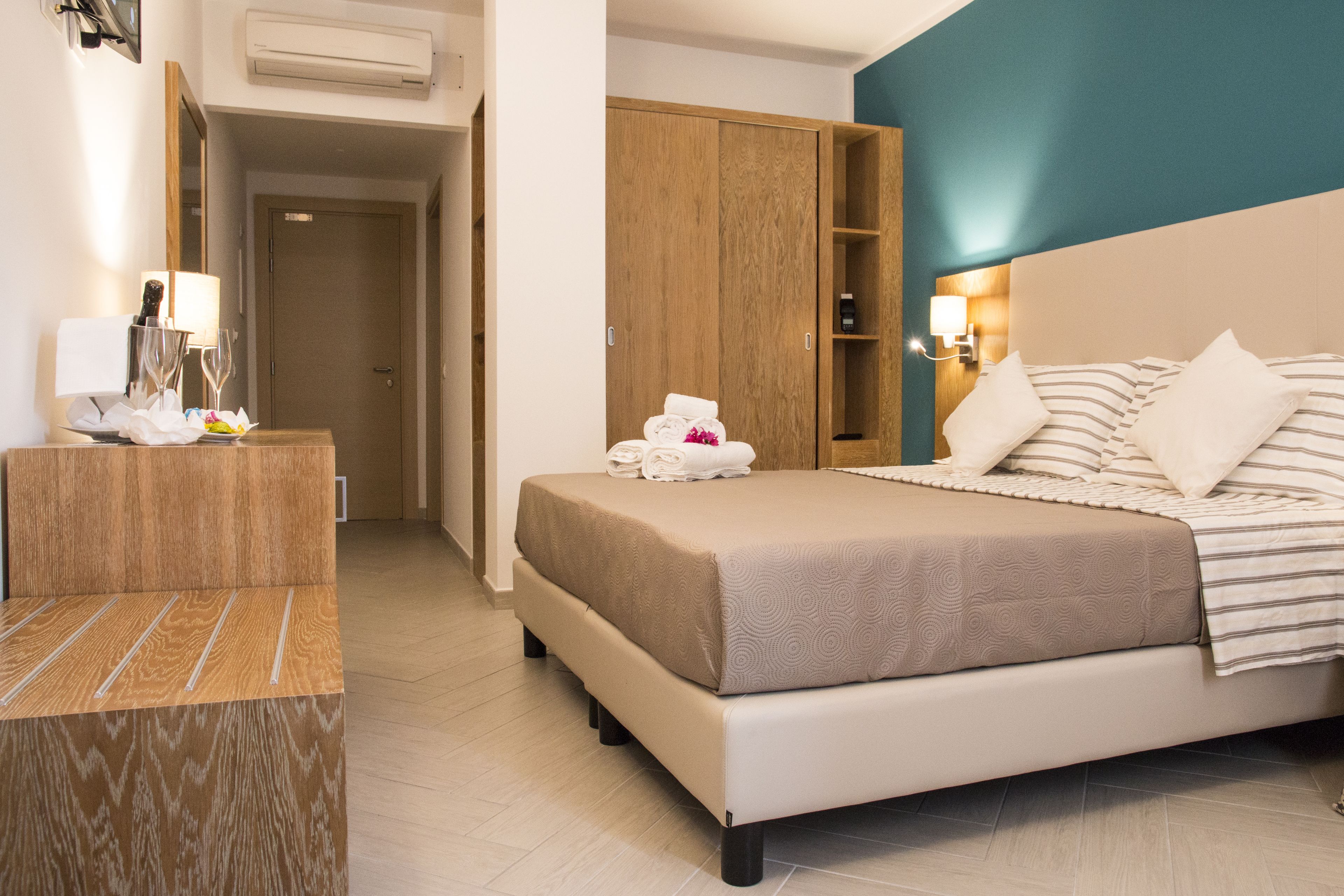 經典三人房 | 客房內保險箱、書桌、遮光布/窗簾、隔音