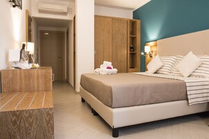 Caja de seguridad en la habitación, escritorio y cortinas blackout 