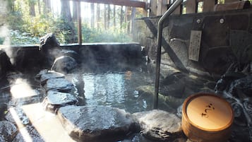 部屋タイプ指定なし 露天風呂付 | バスルーム | バスアメニティ (無料)、ヘアドライヤー、洗浄機付トイレ、タオル