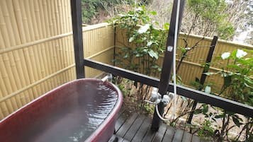 和室 スタンダードルーム 露天風呂付 | バスルーム | バスアメニティ (無料)、ヘアドライヤー、洗浄機付トイレ、タオル