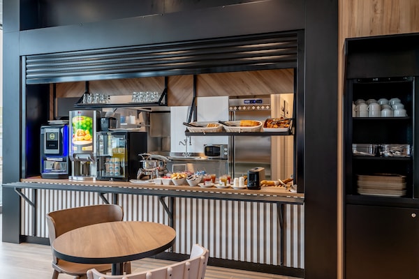 Sarapan prasmanan setiap hari dengan biaya tambahan