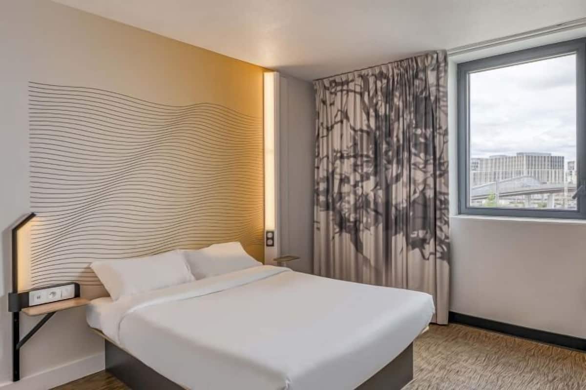 Ropa de cama de alta calidad, escritorio y cortinas blackout