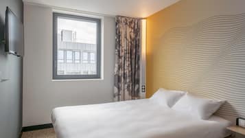 Premium bedding, desk, blackout drapes, soundproofing