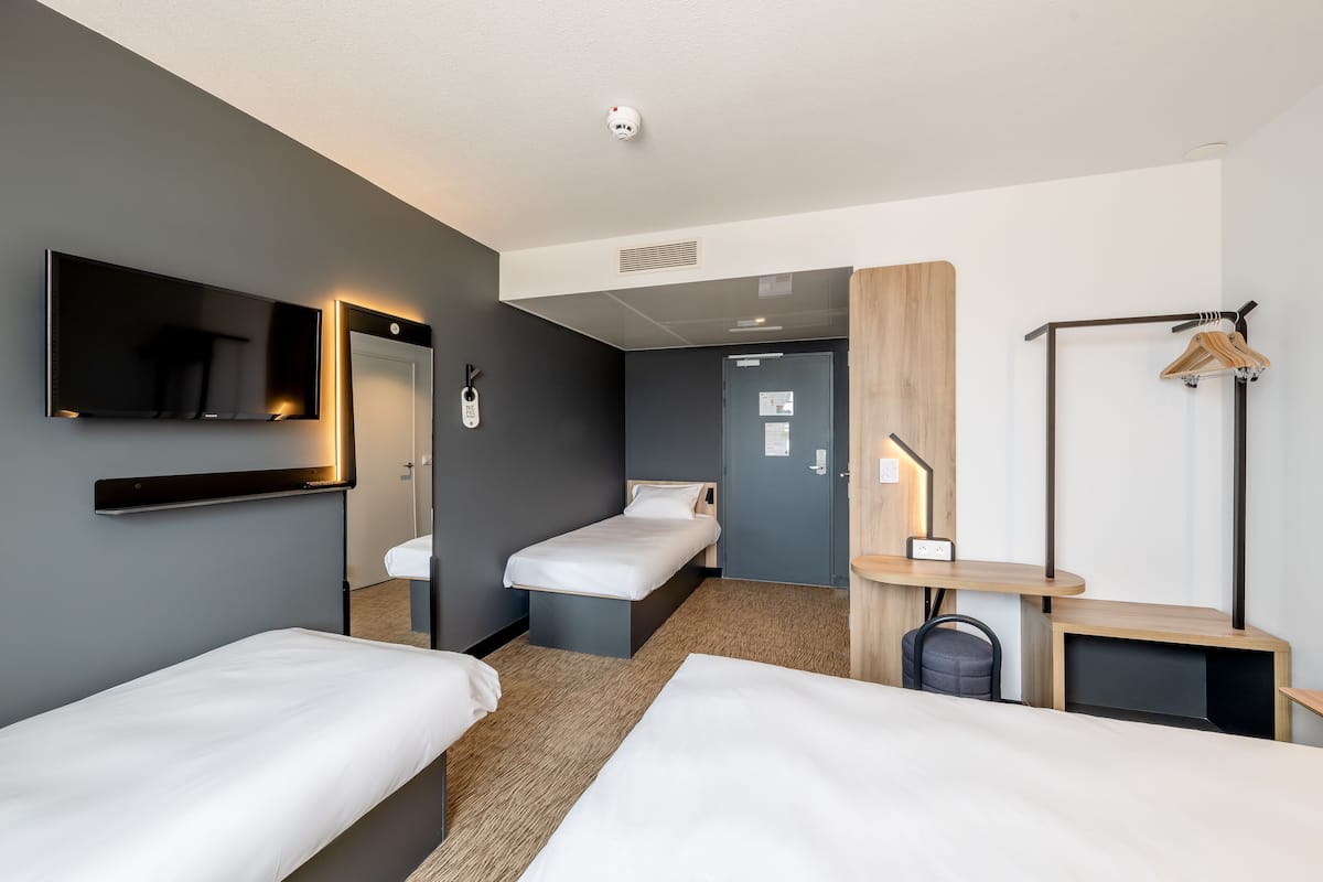 Vierbettzimmer, Nichtraucher | Hochwertige Bettwaren, Schreibtisch, Verdunkelungsvorhänge