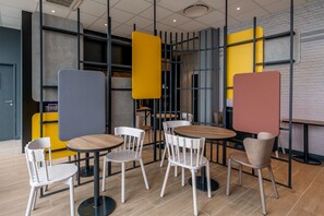 Daily buffet breakfast for a fee - B&B HOTEL BORDEAUX Centre Gare St-Jean (Bordeaux)