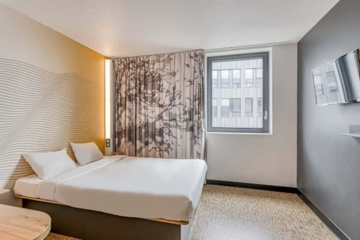 Ropa de cama de alta calidad, escritorio y cortinas blackout