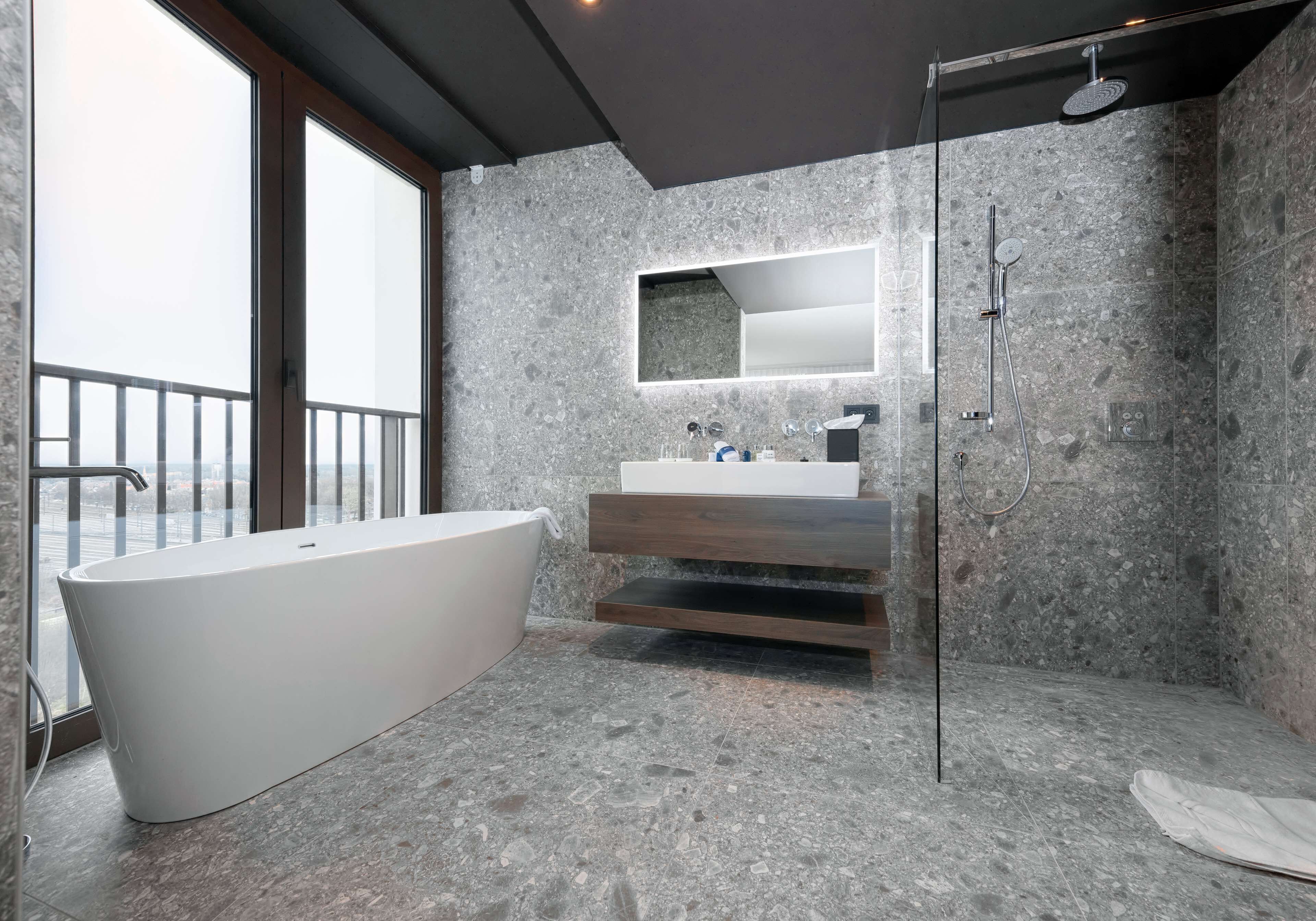 Suite, 1 slaapkamer, balkon | Badkamer | Een haardroger, handdoeken, zeep, shampoo