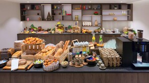 Daily buffet breakfast for a fee - Radisson Blu Hotel Bruges (Bruges)
