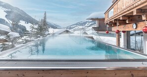 Outdoor pool, open 3:00 PM to 7:00 PM, pool umbrellas, pool loungers - Hotel Astrid inklusive JokerCard, Pool und Liegewiese (Saalbach-Hinterglemm)