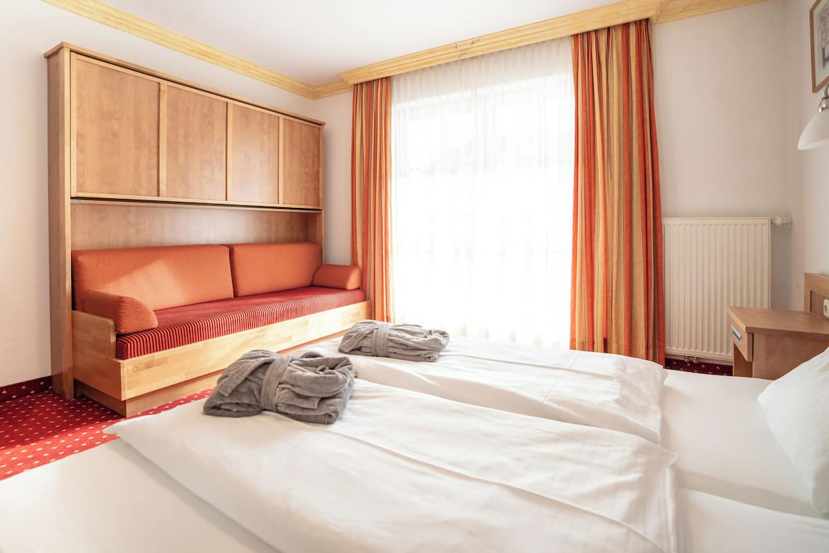 Basic-Doppelzimmer, Nichtraucher, Bergseite | 1 Schlafzimmer, Daunenbettdecken, Zimmersafe, individuell dekoriert