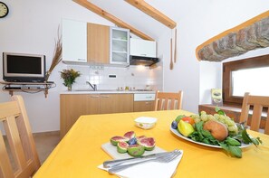 Căn hộ, 1 phòng ngủ | Khu vực ăn uống tại phòng