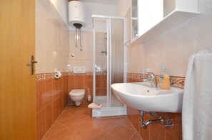 Shower, free toiletries, hair dryer, towels - Bella Vista Apartments (Motovun)