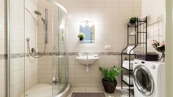 Apartment | Badezimmer | Badewanne und Dusche (separat), kostenlose Toilettenartikel