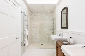 Luxury-Maisonette, 3 Schlafzimmer, Nichtraucher | Badezimmer | Haartrockner, Handtücher