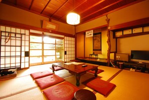 Traditional Room, Non Smoking, Garden View (Standard Japanese Style) | Peti besi dalam bilik, Wi-fi percuma, cadar katil 