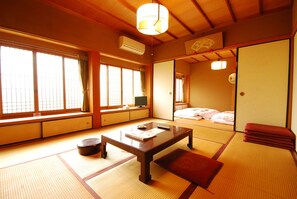 Traditional Quadruple Room, Non Smoking (Standard Japanese Style) | Peti besi dalam bilik, Wi-fi percuma, cadar katil 