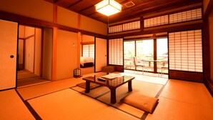 Rom – deluxe, privat bad (Japanese Style, Family Room) | Safe på rommet, wi-fi (inkludert) og sengetøy