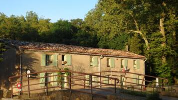 Vista frontal de la propiedad