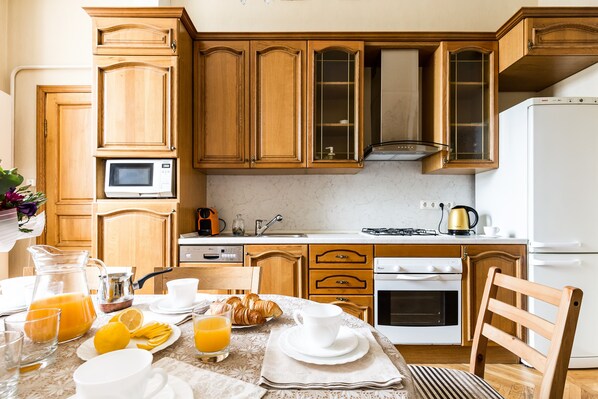 Lejlighed (Cathedral view) | Privat køkken | Køleskab, mikrobølgeovn, ovn, kogeplade